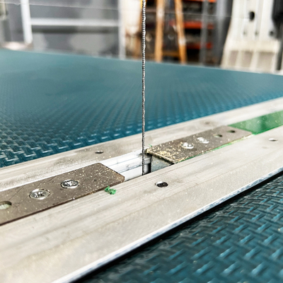 Vertical Fast Wire mesin pemotong busa pu Untuk busa kaku
