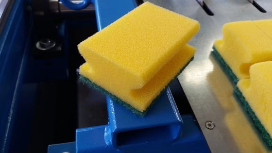Mesin Penggilingan Bentuk Sponge Otomatis di Pakaian Cuci Spons Abrasif Produksi Line