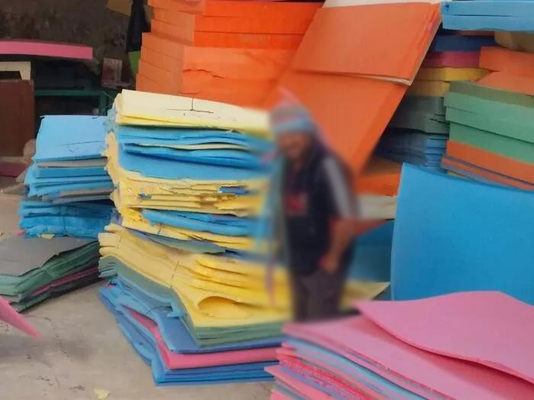 Mesin pemotong spons canggih dengan rel panduan bingkai utama dan rel koneksi listrik elektronik