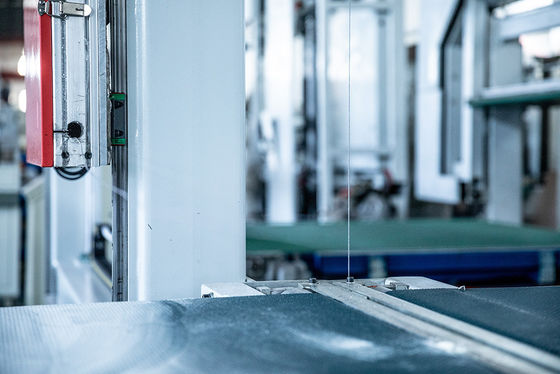 Mesin Pemotong Busa Pu CNC 2.0mm Pisau Horisontal Dan Vertikal